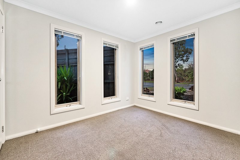 Photo - 12 Hogan Street, Cranbourne East VIC 3977 - Image 12