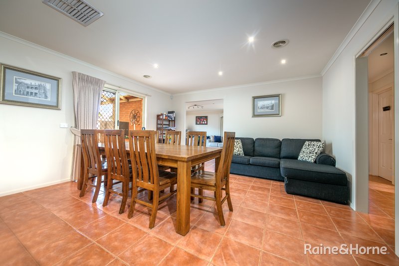 Photo - 12 Jardine Crescent, Sunbury VIC 3429 - Image 6