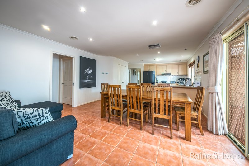 Photo - 12 Jardine Crescent, Sunbury VIC 3429 - Image 7