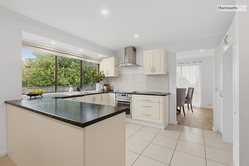 Photo - 12 Kallamurra Street, Hallett Cove SA 5158 - Image 8