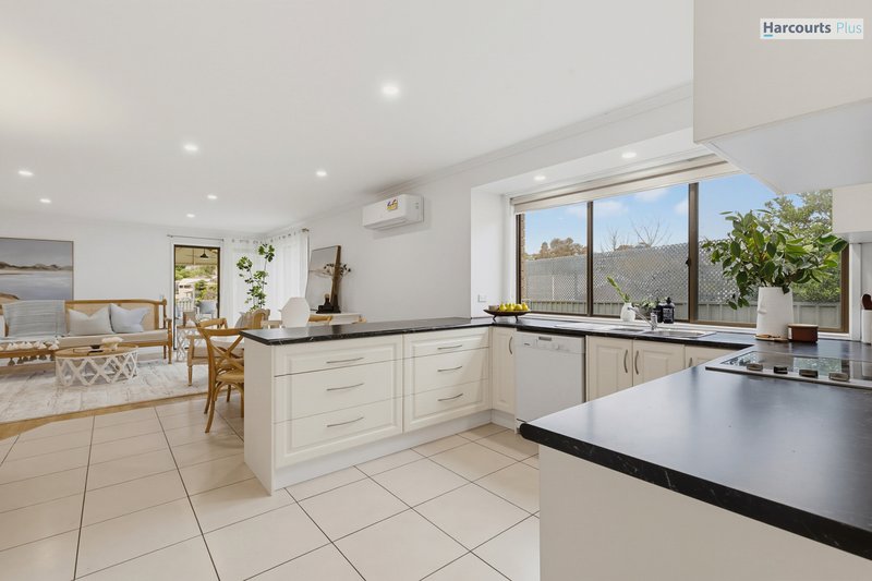 Photo - 12 Kallamurra Street, Hallett Cove SA 5158 - Image 9