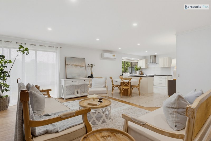 Photo - 12 Kallamurra Street, Hallett Cove SA 5158 - Image 10