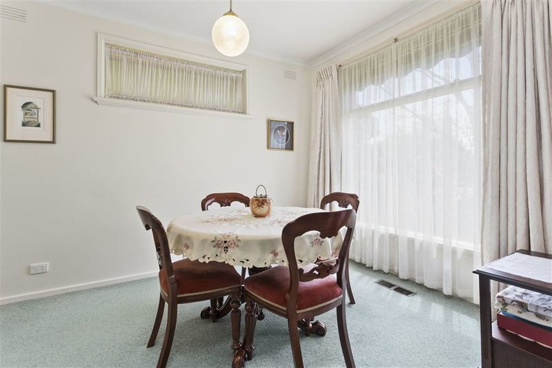 Photo - 12 Kalonga Court, Glen Waverley VIC 3150 - Image 3