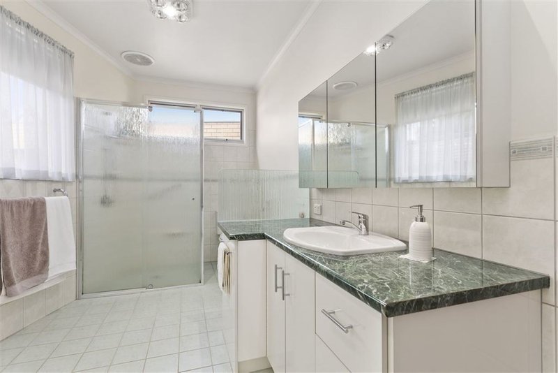 Photo - 12 Kalonga Court, Glen Waverley VIC 3150 - Image 4