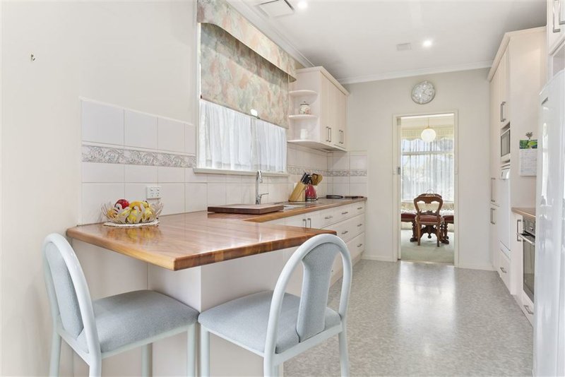 Photo - 12 Kalonga Court, Glen Waverley VIC 3150 - Image 5