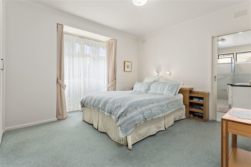 Photo - 12 Kalonga Court, Glen Waverley VIC 3150 - Image 9