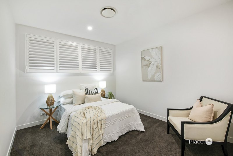 Photo - 12 Kanumbra Street, Coorparoo QLD 4151 - Image 25