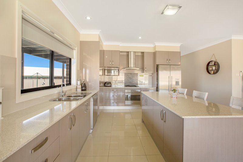 Photo - 12 Karenvar Avenue, Tamworth NSW 2340 - Image 3