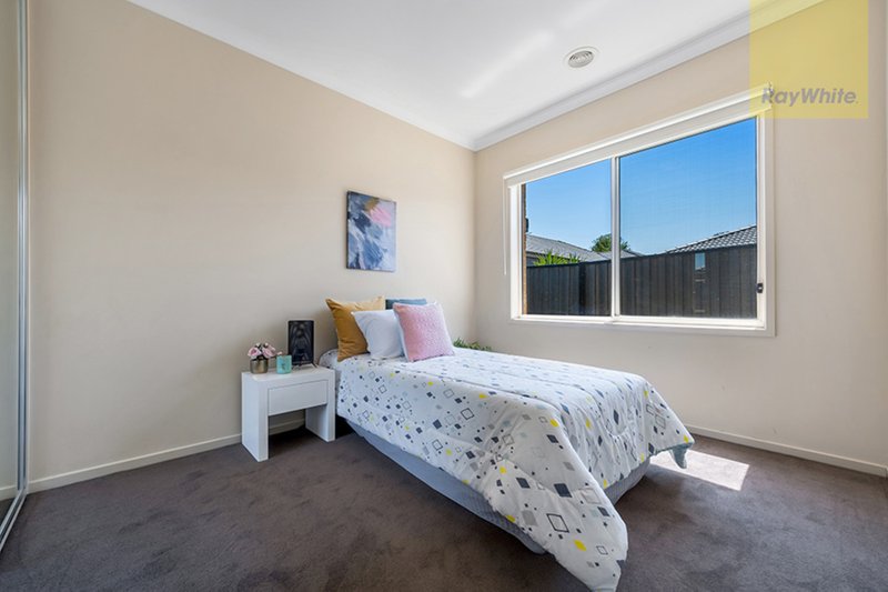 Photo - 12 Kennet Way, Craigieburn VIC 3064 - Image 11