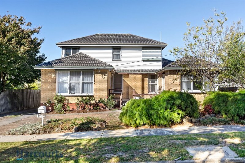 Photo - 12 Kincumber Drive, Glen Waverley VIC 3150 - Image 2