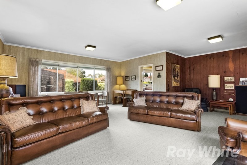 Photo - 12 Kinnoull Grove, Glen Waverley VIC 3150 - Image 2