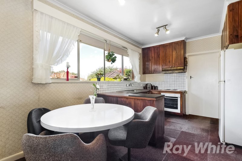 Photo - 12 Kinnoull Grove, Glen Waverley VIC 3150 - Image 5