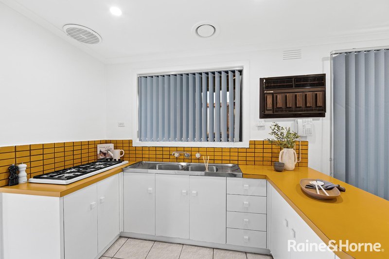 Photo - 12 Kinterbury Drive, Kings Park VIC 3021 - Image 5