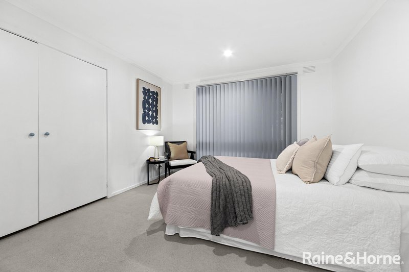 Photo - 12 Kinterbury Drive, Kings Park VIC 3021 - Image 8