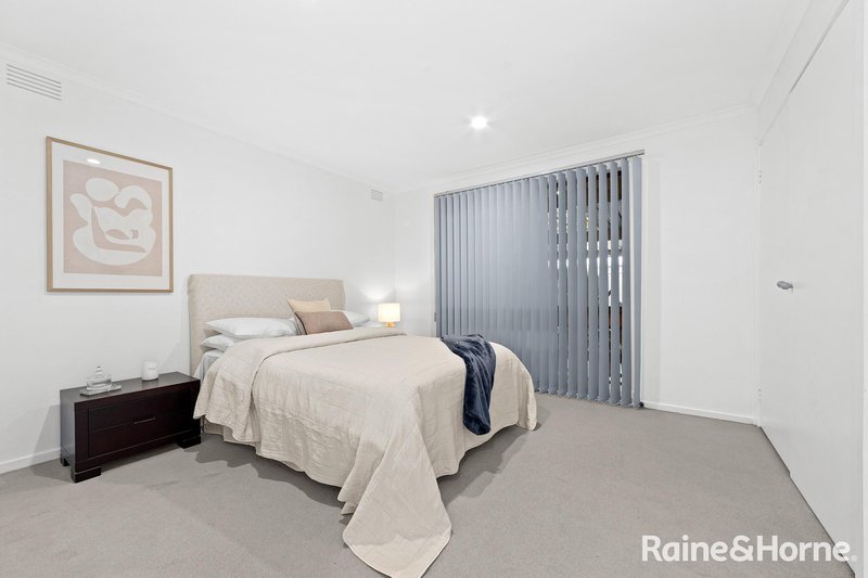 Photo - 12 Kinterbury Drive, Kings Park VIC 3021 - Image 10