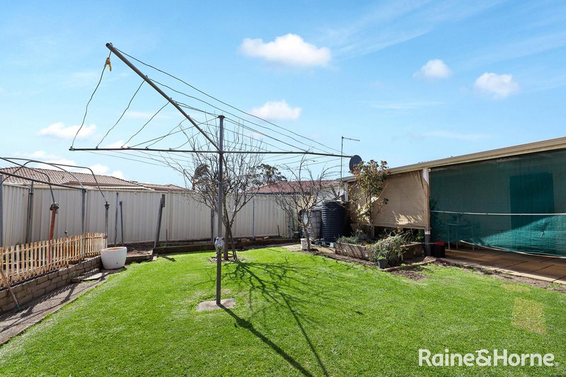 Photo - 12 Kinterbury Drive, Kings Park VIC 3021 - Image 12