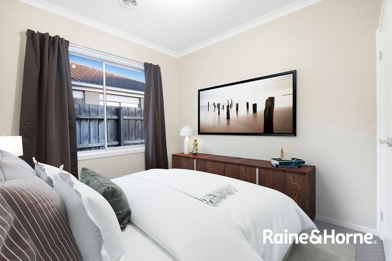 Photo - 12 Kirwan Drive, Cranbourne East VIC 3977 - Image 5