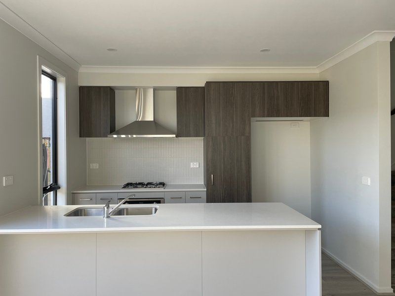 Photo - 12 Kronos Walk, Wollert VIC 3750 - Image 2