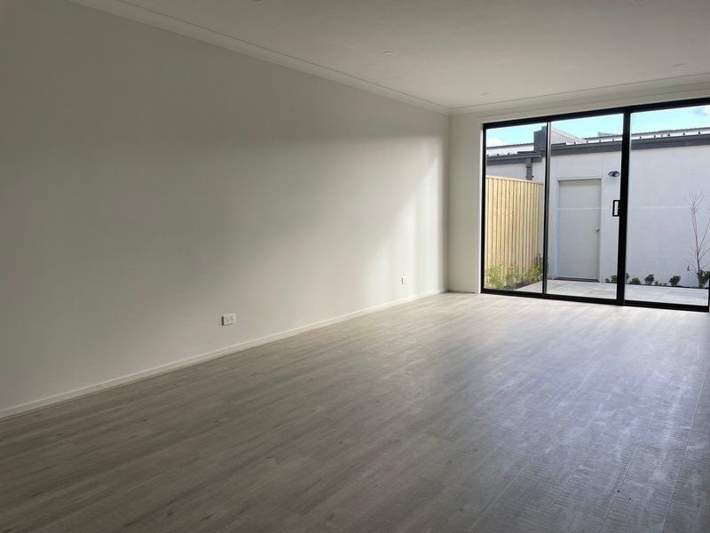Photo - 12 Kronos Walk, Wollert VIC 3750 - Image 3