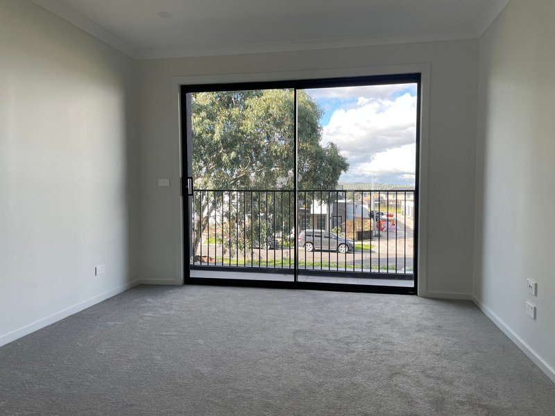 Photo - 12 Kronos Walk, Wollert VIC 3750 - Image 4