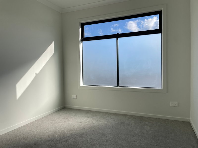 Photo - 12 Kronos Walk, Wollert VIC 3750 - Image 7