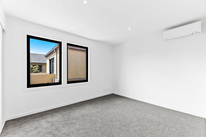 Photo - 12 Leaf Court, Clayton VIC 3168 - Image 3