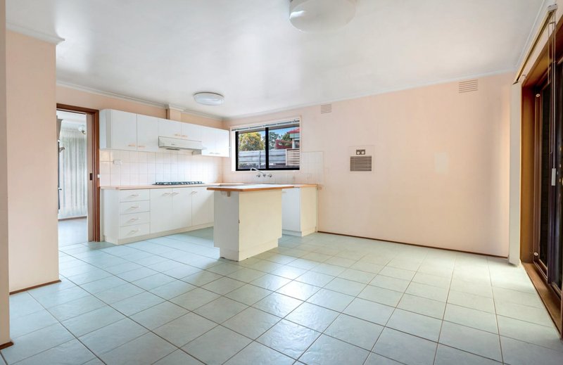 Photo - 12 Lewis Close, Mill Park VIC 3082 - Image 4