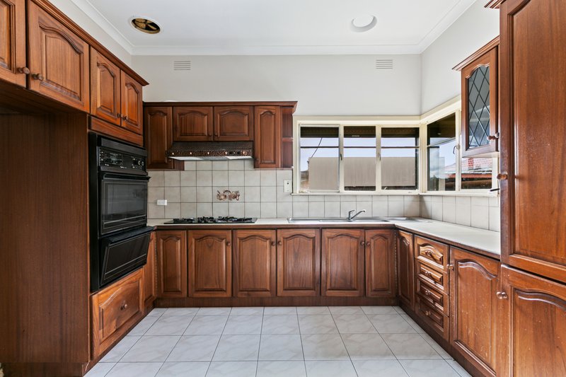 Photo - 12 Lindenow Street, Reservoir VIC 3073 - Image 5