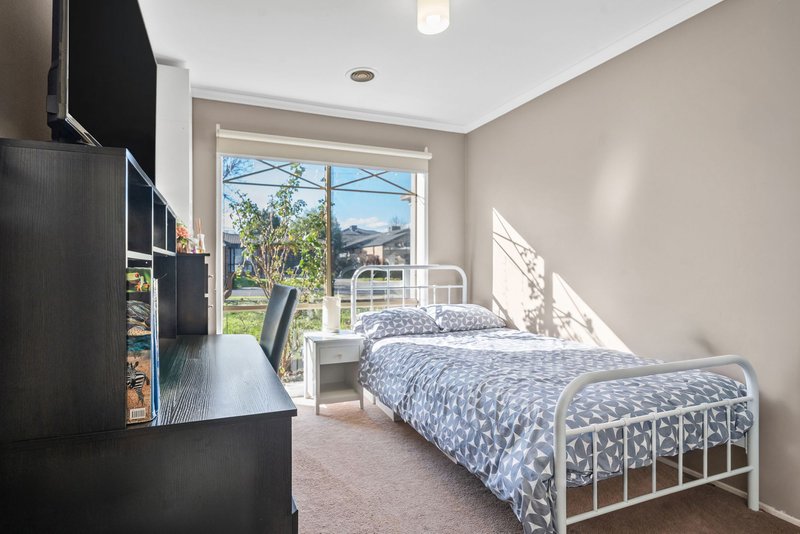 Photo - 12 Lisburn Way, Berwick VIC 3806 - Image 11
