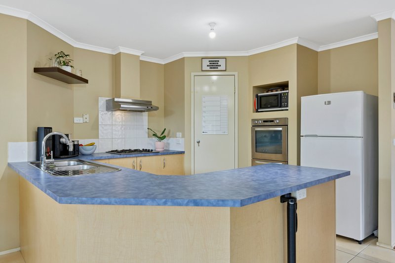 Photo - 12 Lisburn Way, Berwick VIC 3806 - Image 4