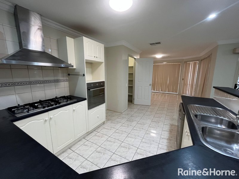 Photo - 12 Loddon Close, Caroline Springs VIC 3023 - Image 5