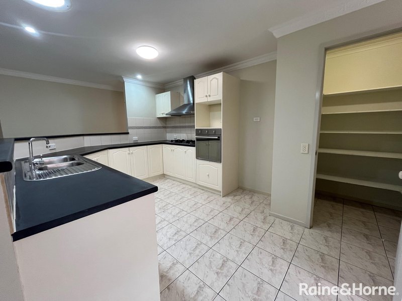 Photo - 12 Loddon Close, Caroline Springs VIC 3023 - Image 6