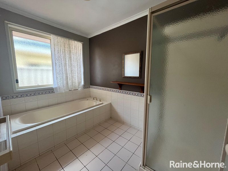 Photo - 12 Loddon Close, Caroline Springs VIC 3023 - Image 18