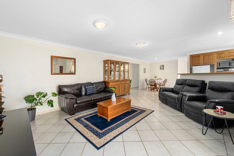 Photo - 12 Lynford Place, Bridgeman Downs QLD 4035 - Image 7