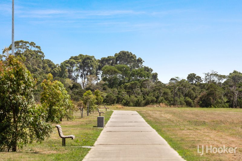 Photo - 12 Mapleshade Avenue, Clyde North VIC 3978 - Image 10