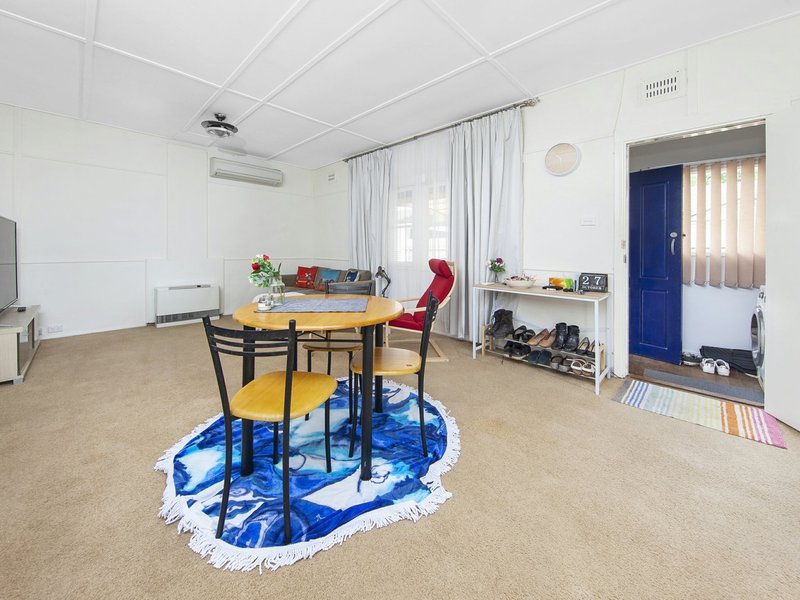 Photo - 12 Marlee Place, Narrabundah ACT 2604 - Image 4