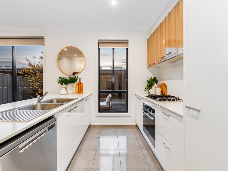 Photo - 12 Mccomb Lane, Cranbourne VIC 3977 - Image 6