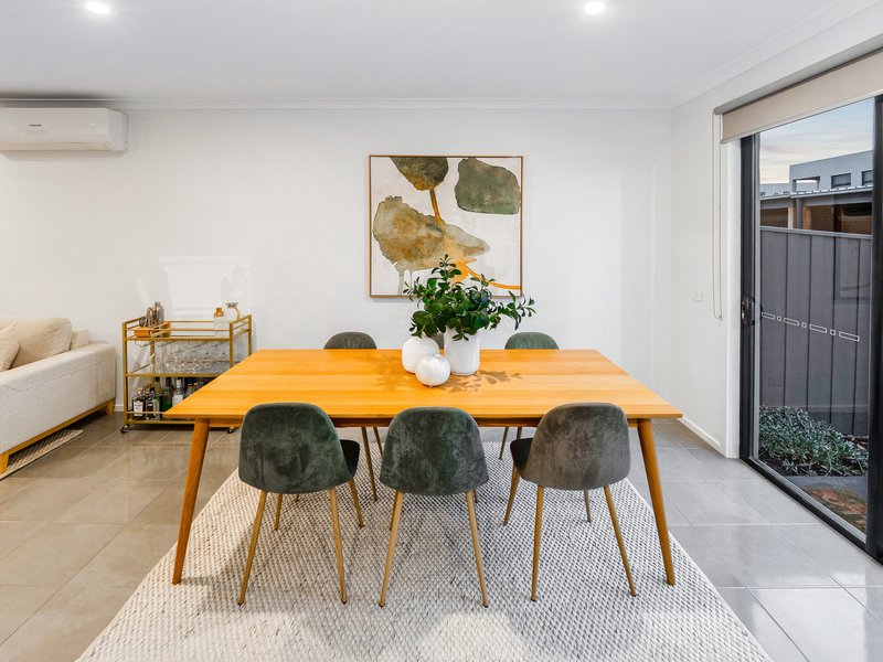 Photo - 12 Mccomb Lane, Cranbourne VIC 3977 - Image 7