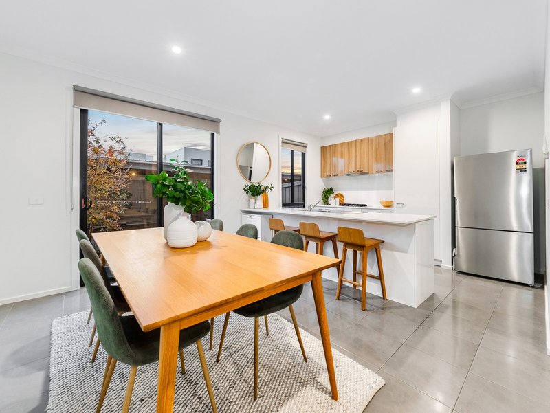 Photo - 12 Mccomb Lane, Cranbourne VIC 3977 - Image 8