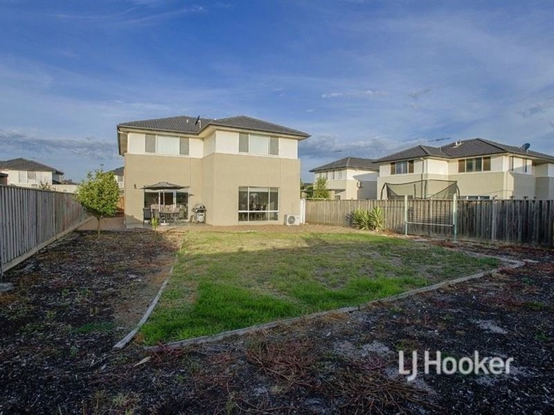 Photo - 12 Montclair Street, Sanctuary Lakes VIC 3030 - Image 9