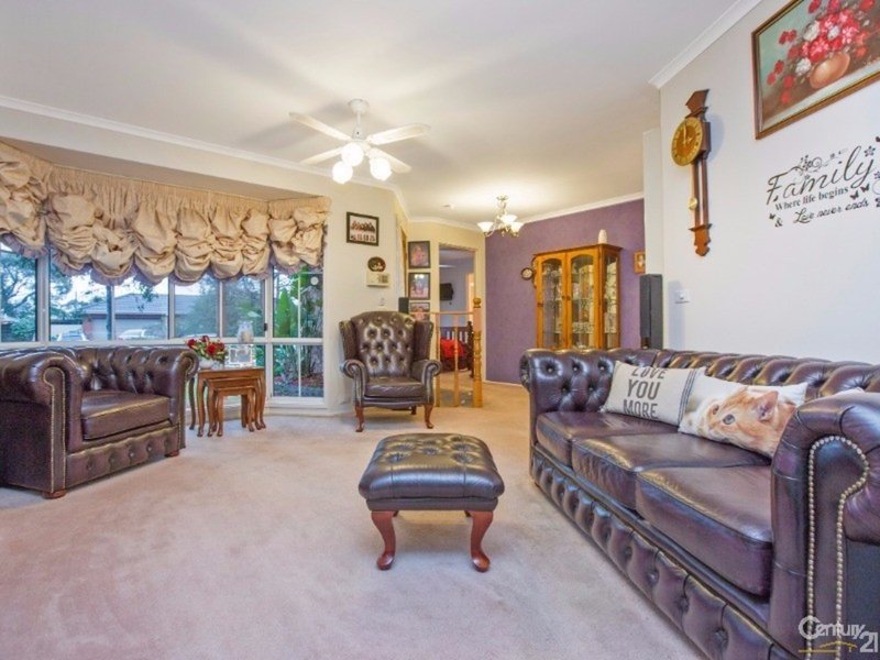 Photo - 12 Montclaire Court, Pakenham VIC 3810 - Image 4