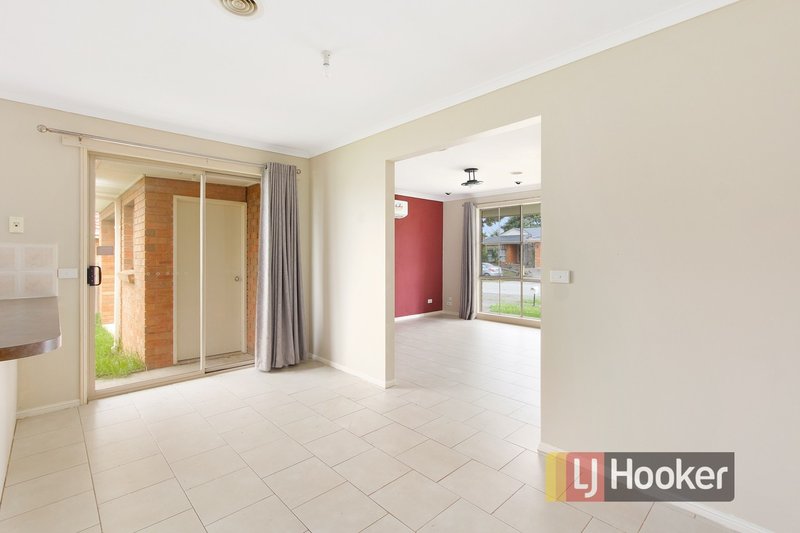 Photo - 12 Montrose Way, Cranbourne West VIC 3977 - Image 5