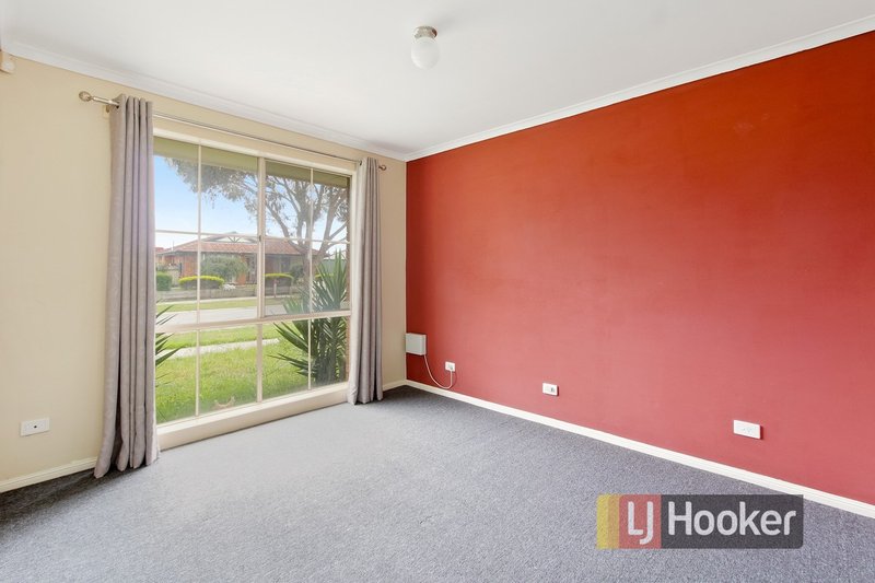 Photo - 12 Montrose Way, Cranbourne West VIC 3977 - Image 7