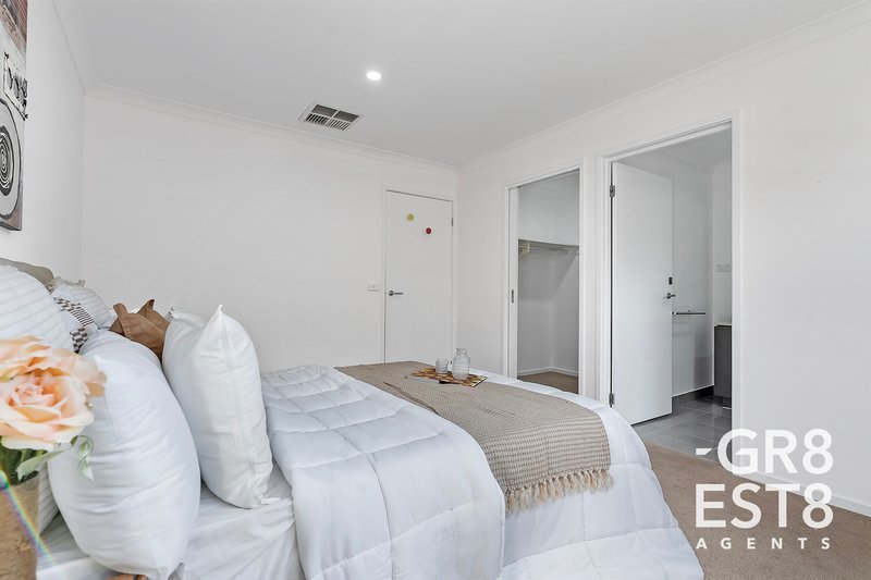Photo - 12 Newington Drive, Cranbourne East VIC 3977 - Image 4