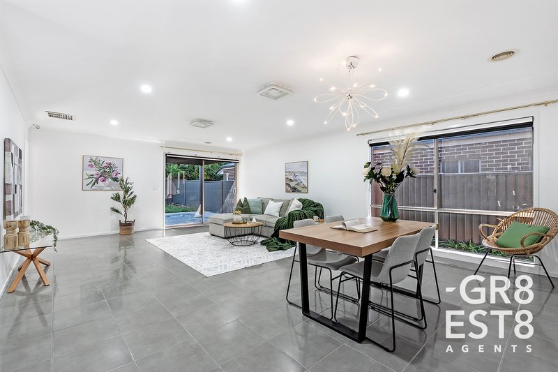 Photo - 12 Newington Drive, Cranbourne East VIC 3977 - Image 10