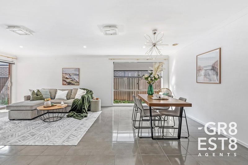 Photo - 12 Newington Drive, Cranbourne East VIC 3977 - Image 12