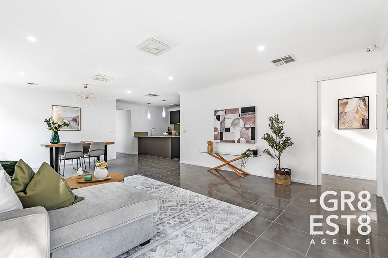 Photo - 12 Newington Drive, Cranbourne East VIC 3977 - Image 13