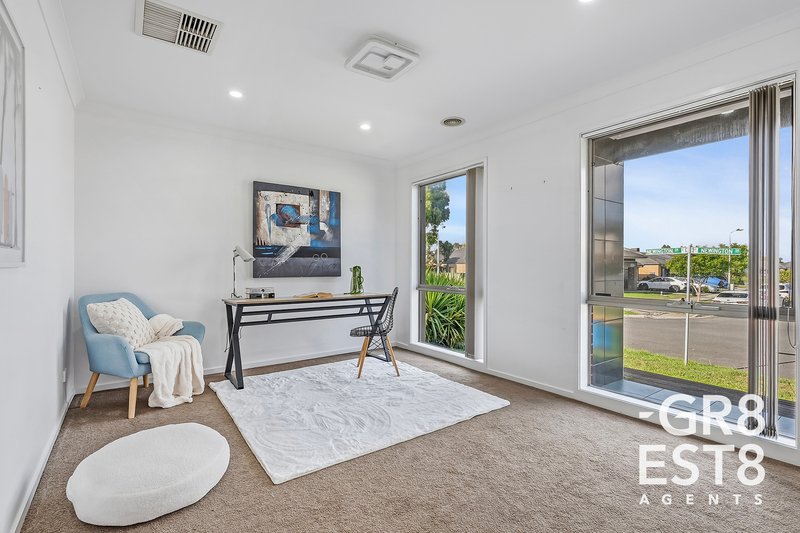 Photo - 12 Newington Drive, Cranbourne East VIC 3977 - Image 16