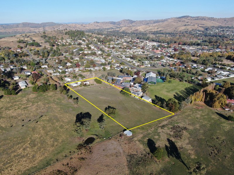 Photo - 12 Nicholls Avenue, Gundagai NSW 2722 - Image 3