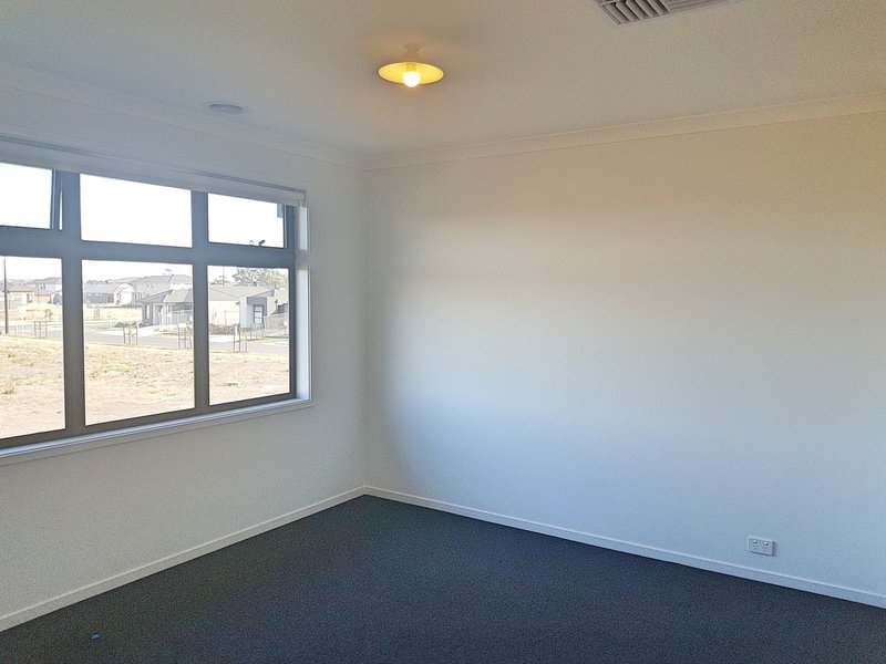 Photo - 12 Nick Way, Kalkallo VIC 3064 - Image 4